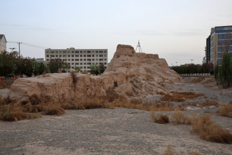 敦煌に到着 朝もやの中 陽関へドライブ【シルクロード旅行記 ＃7】 seiの弾丸 海外一人旅blog