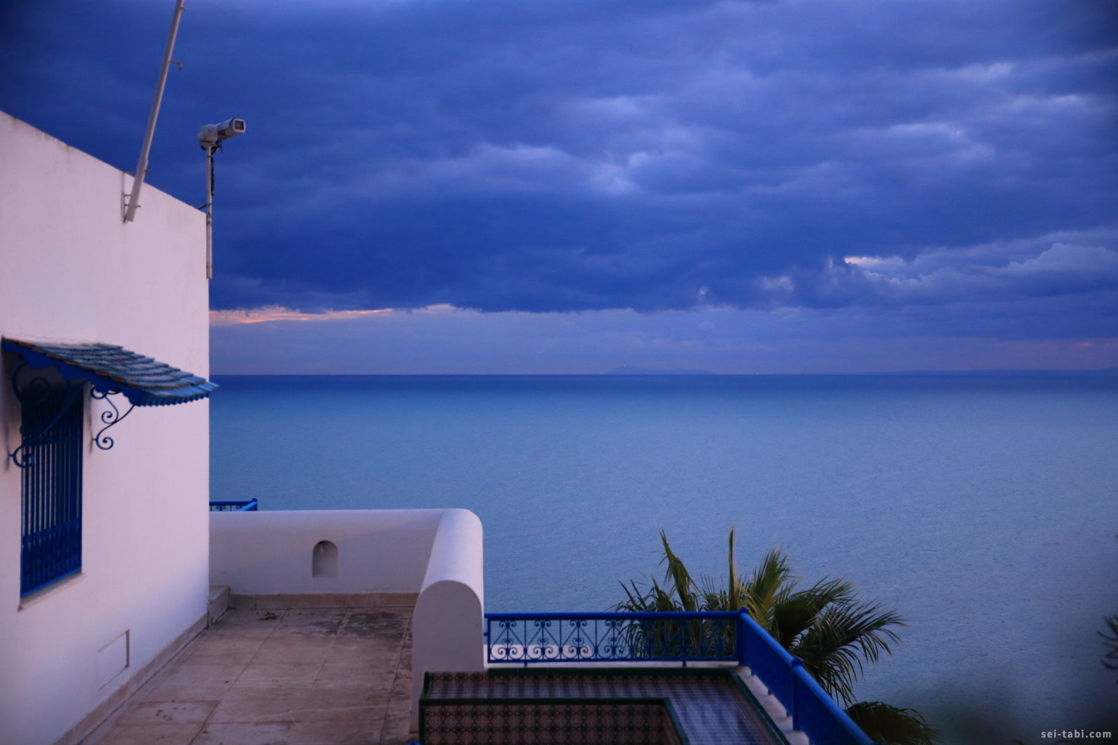 シディ ブ サイドのホテルにチェックイン 夕暮れの地中海 チュニジア旅行記 8 Seiの弾丸 海外一人旅blog